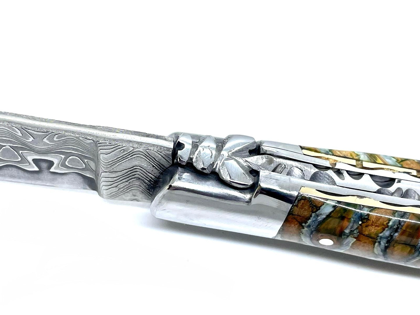 Couteau pliant damas artisanal en Molaire de Mammouth aux reflets verts modèle Laguiole