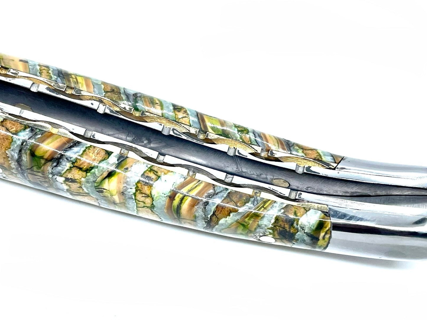 Couteau pliant damas artisanal en Molaire de Mammouth aux reflets verts modèle Laguiole