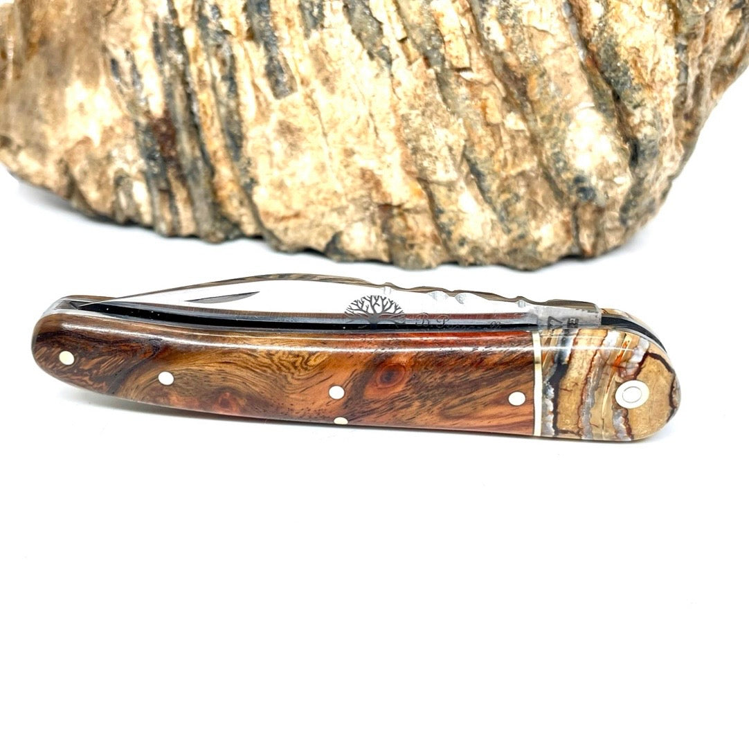 Coutellerie Passarelli - Couteau Alsacien lame pliable 10 cm mitre en molaire de mammouth, loupe d’Amboine naturelle