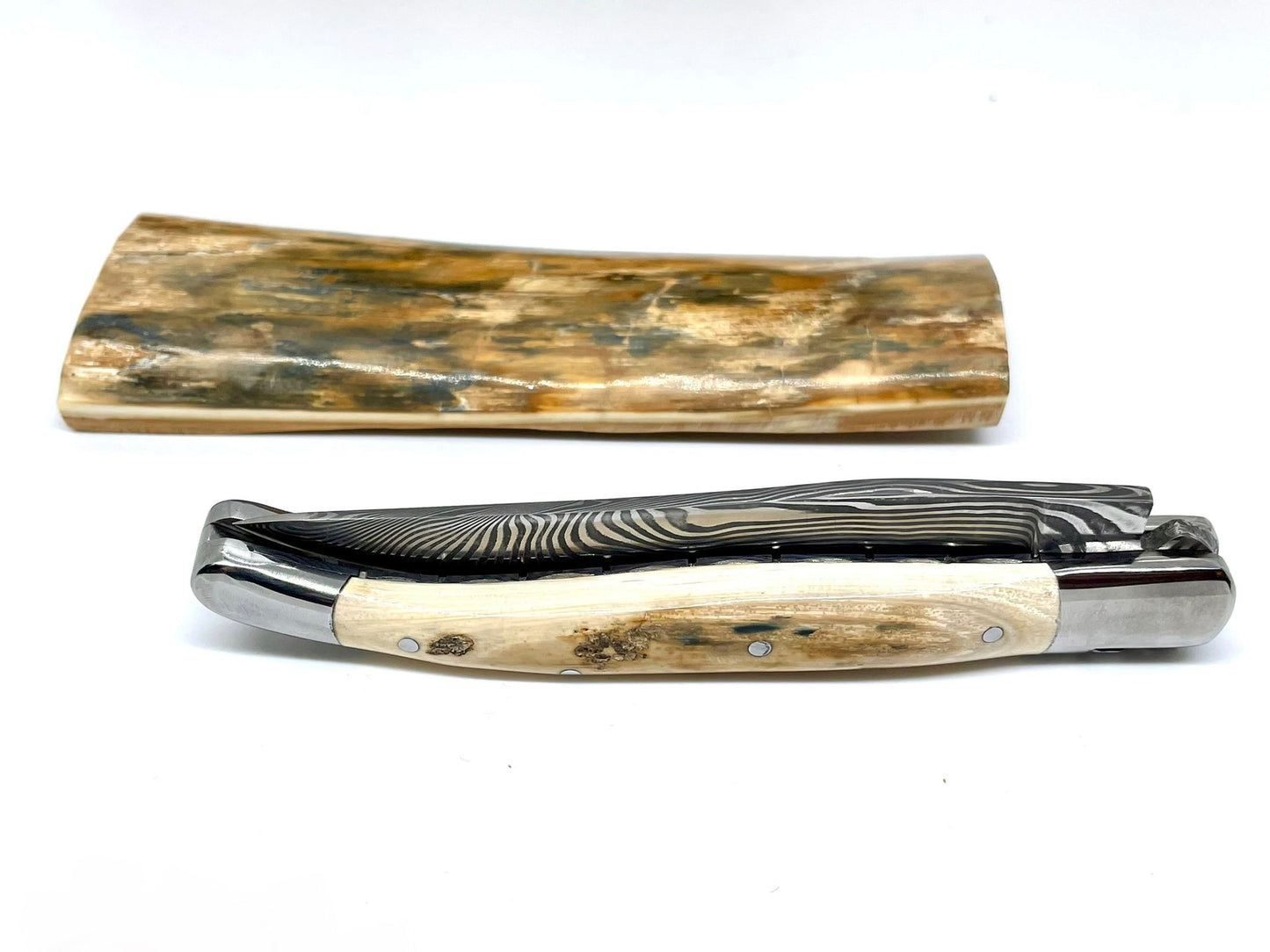 Couteau pliant damas artisanal modèle Laguiole en défense de mammouth