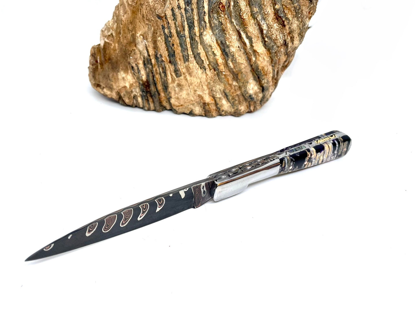 Couteau pliant damas artisanal - Vendetta Molaire de Mammouth stabilisée lame de Damas pliable 13 cm Lame Baker Forge - CopperMai Nishim - Ripple