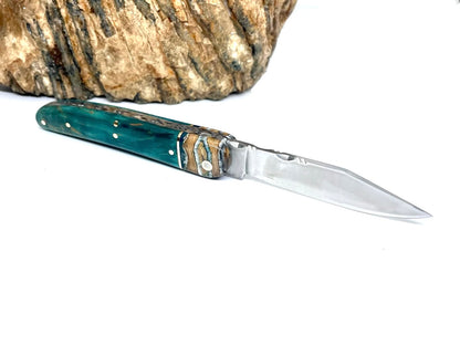 Coutellerie Passarelli - Couteau Alsacien lame pliable 10 cm mitre en molaire de mammouth, Bouleau madré teinté (turquoise) et stabilisé