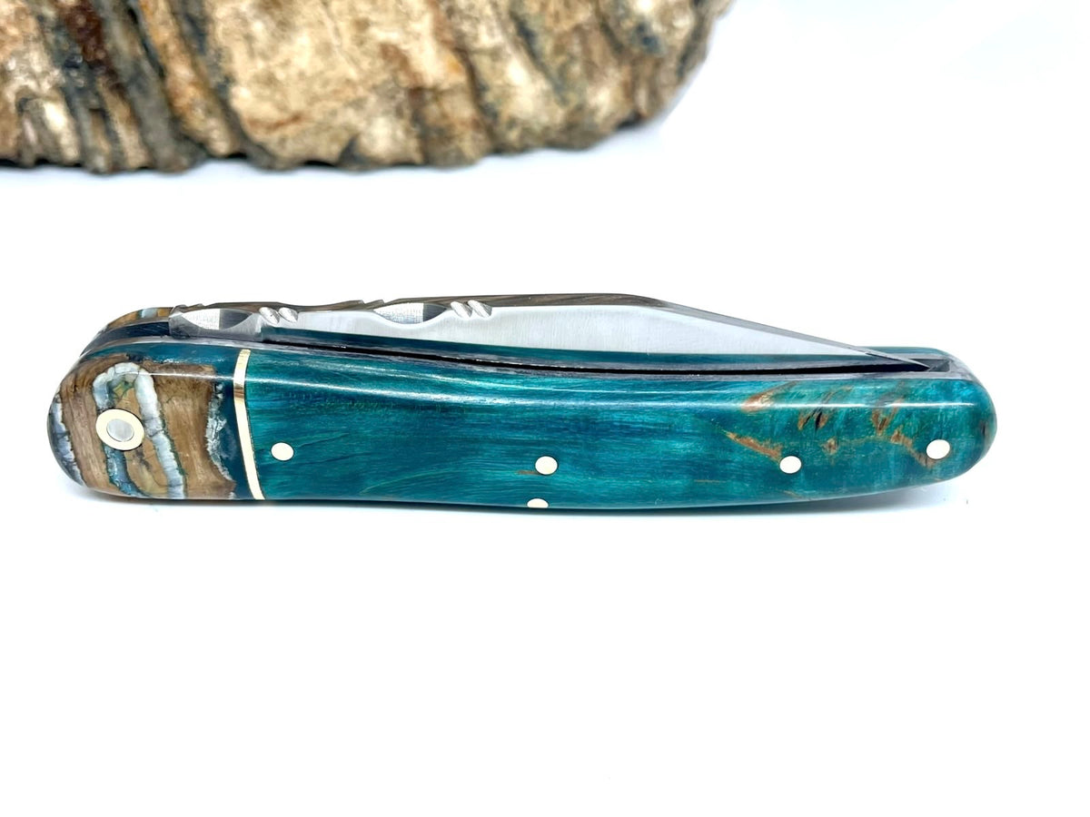 Coutellerie Passarelli - Couteau Alsacien lame pliable 10 cm mitre en molaire de mammouth, Bouleau madré teinté (turquoise) et stabilisé