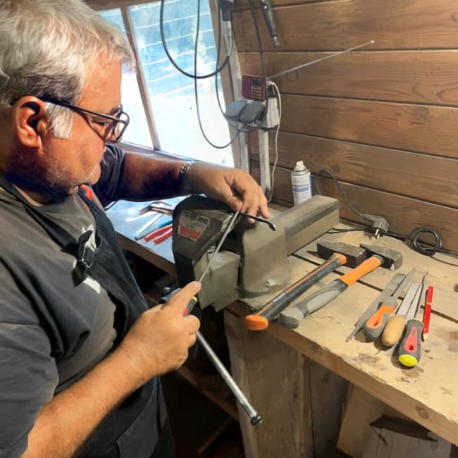 Bernard Passarelli dans son atelier