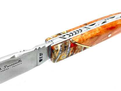 Coutellerie Passarelli - Couteau Saint-Amans lame pliable 11 cm mitre en molaire de mammouth, Bouleau madré teinté (orange) et stabilisé