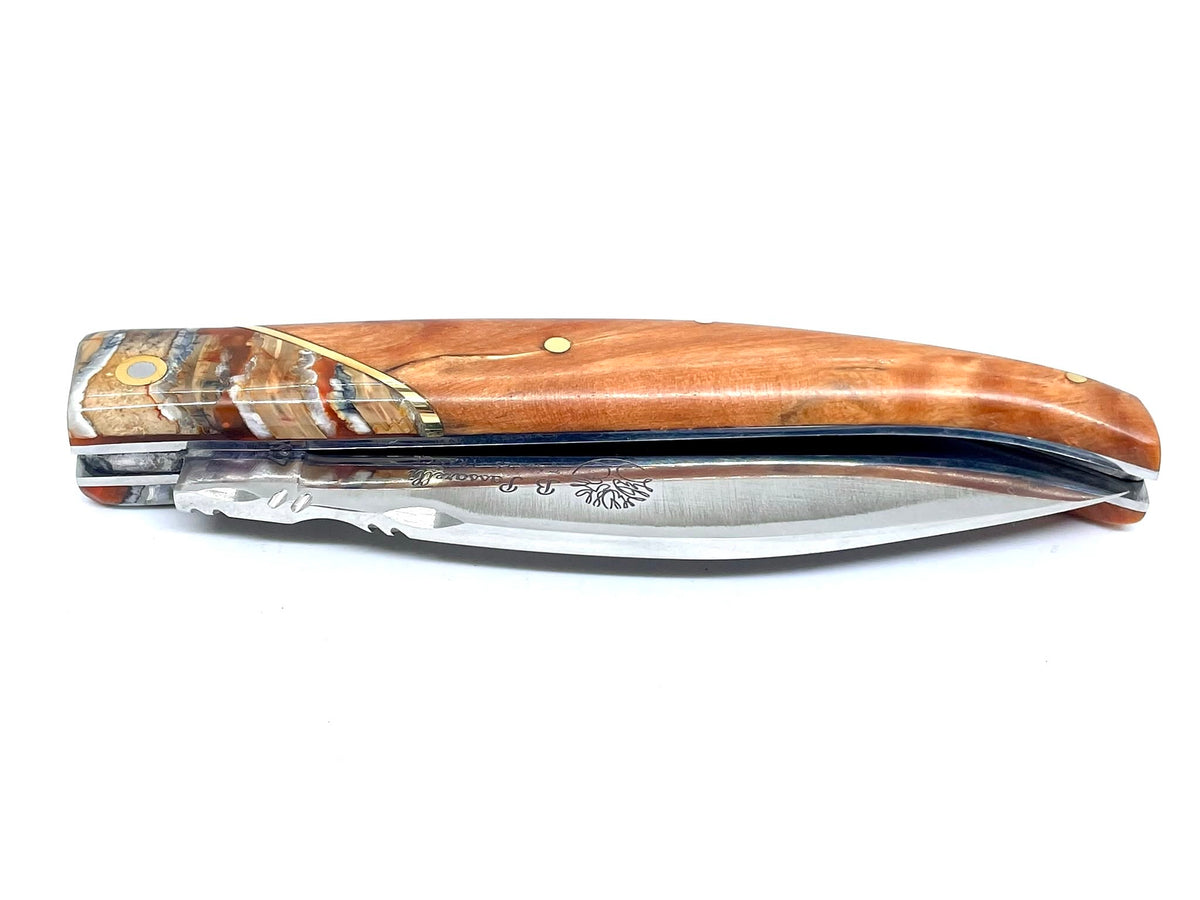 Coutellerie Passarelli - Couteau Saint-Amans lame pliable 11 cm mitre en molaire de mammouth, Bouleau madré teinté (orange) et stabilisé
