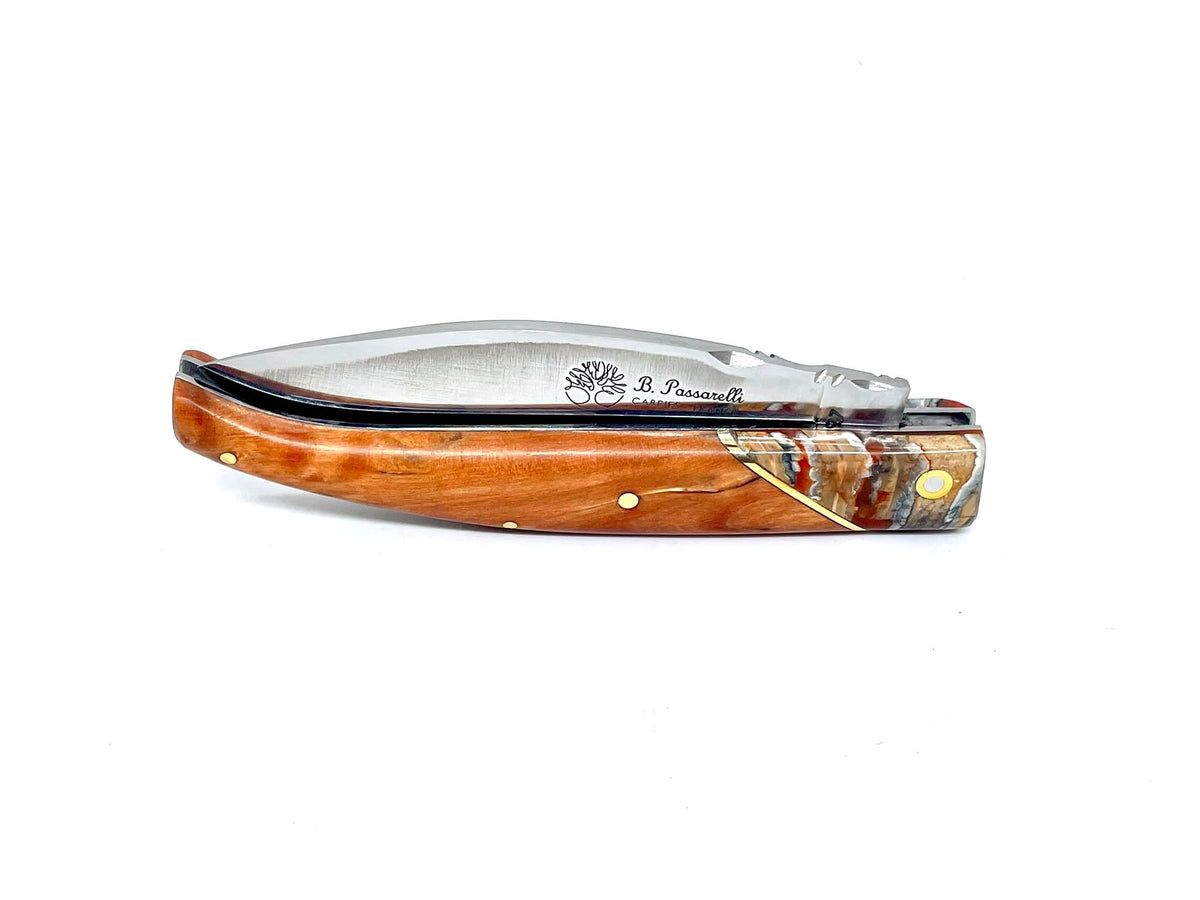 Coutellerie Passarelli - Couteau Saint-Amans lame pliable 11 cm mitre en molaire de mammouth, Bouleau madré teinté (orange) et stabilisé