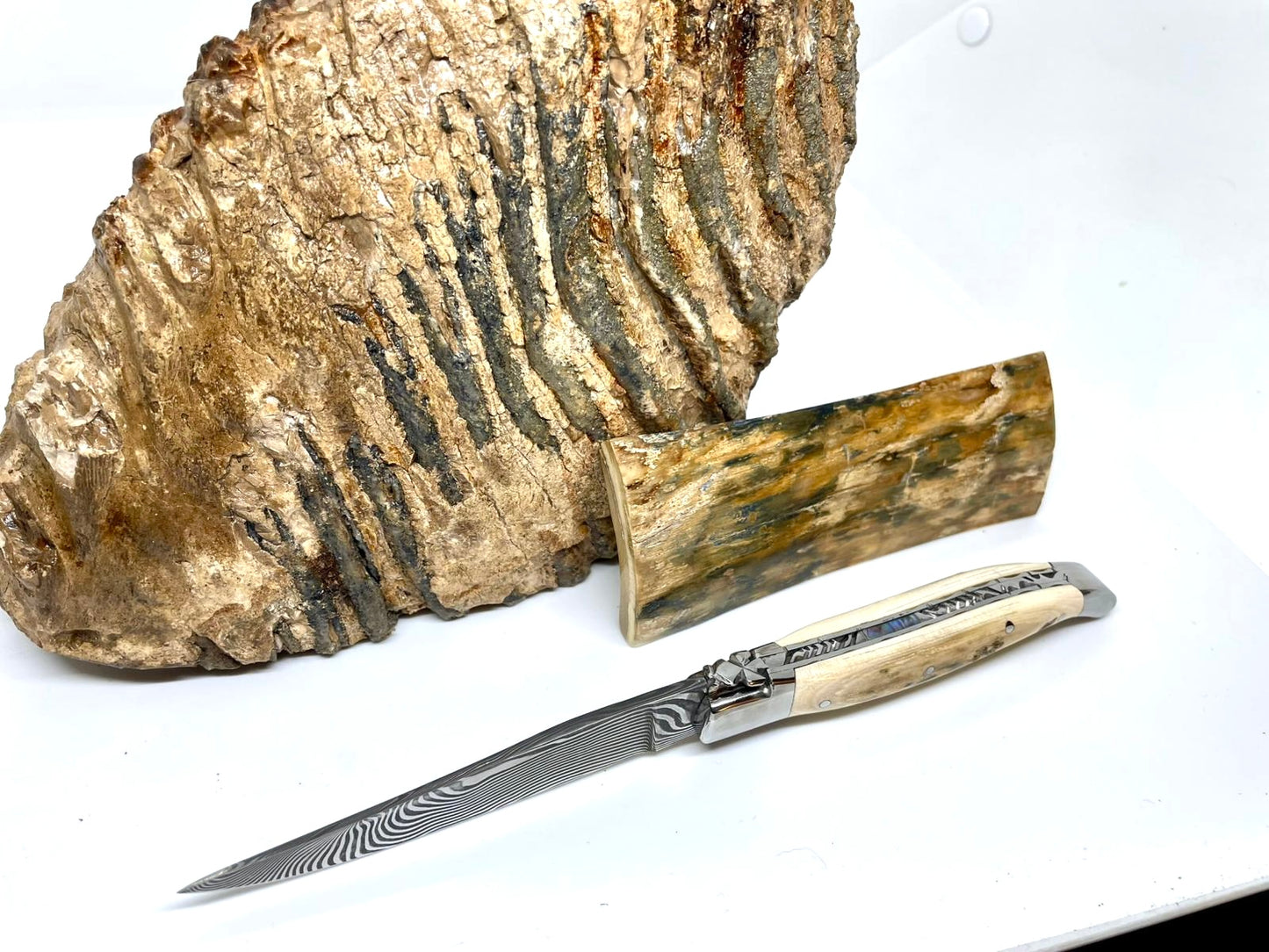 Couteau pliant damas artisanal modèle Laguiole en défense de mammouth