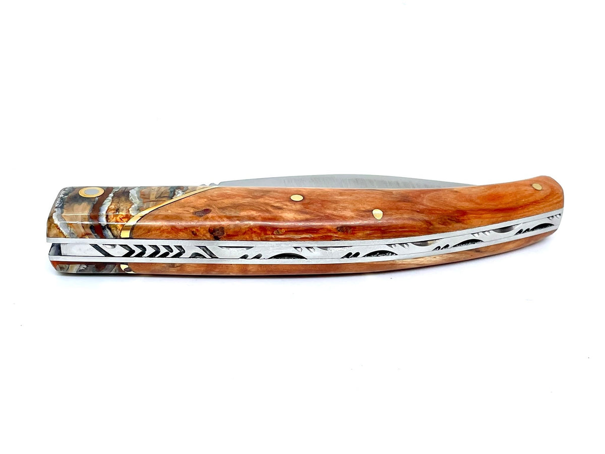 Coutellerie Passarelli - Couteau Saint-Amans lame pliable 11 cm mitre en molaire de mammouth, Bouleau madré teinté (orange) et stabilisé